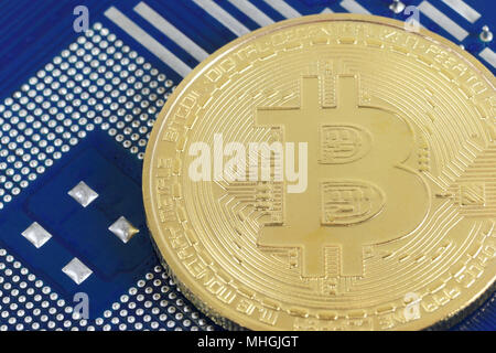 Gold bitcoin auf einem Computer Hardware Mainboard im Konzept der cryptocurrency Idee für Design in ihrer Arbeit gestellt. Stockfoto