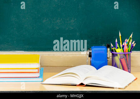 Blackboard ist leer, Bildung ist für jeden wichtig, weil es hilft, erfolgreich zu sein. Lehre anzuregen, Frontseite Das Buch ist gestapelt und hat ein Stockfoto