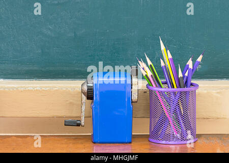 Blackboard ist leer, Bildung ist für jeden wichtig, weil es hilft, erfolgreich zu sein. Lehre anzuregen, Frontseite Das Buch ist gestapelt und hat ein Stockfoto