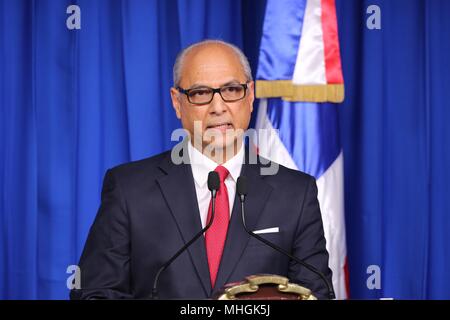 Santo Domingo, Dominikanische Republik. 30 Apr, 2018. Bild von der Dominikanischen Republik Vorsitzes zeigt Berater Flavio Darío Espinal während einer Pressekonferenz in Santo Domingo, Dominikanische Republik, 30. April 2018 sprechen. Die Regierung der Dominikanischen Republik späten Montag verkündete, daß es diplomatische Beziehungen mit China. Credit: Dominikanische Republik Vorsitz/Xinhua/Alamy leben Nachrichten Stockfoto