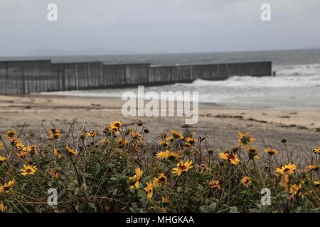 San Diego, USA. 30 Apr, 2018. Die Grenzmauer zwischen den USA und Mexiko ist in San Diego, USA, 30. April 2018 gesehen. Hunderte von Zentralamerikanischen Migranten kamen in der mexikanischen Grenzstadt Tijuana, einer Masse Anfrage für uns Asyl. Credit: Huang Heng/Xinhua/Alamy leben Nachrichten Stockfoto