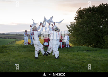 Coldrum Steine, Kent, Großbritannien. Mai, 2018. Beltane Mai Tag der Hartley Morris Men bei Sonnenaufgang am 1. Mai im Coldrum Steine, Kent. Morris Dance war lächerlich gemacht als unmodern Es ist jedoch ein Comeback und populärer mit den jüngeren Generationen. Credit: Yon Marsh/Alamy leben Nachrichten Stockfoto