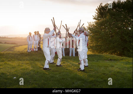 Coldrum Steine, Kent, Großbritannien. Mai, 2018. Beltane Mai Tag der Hartley Morris Men bei Sonnenaufgang am 1. Mai im Coldrum Steine, Kent. Morris Dance war lächerlich gemacht als unmodern Es ist jedoch ein Comeback und populärer mit den jüngeren Generationen. Credit: Yon Marsh/Alamy leben Nachrichten Stockfoto