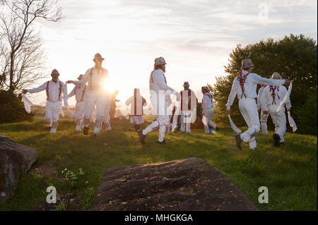 Coldrum Steine, Kent, Großbritannien. Mai, 2018. Beltane Mai Tag der Hartley Morris Men bei Sonnenaufgang am 1. Mai im Coldrum Steine, Kent. Morris Dance war lächerlich gemacht als unmodern Es ist jedoch ein Comeback und populärer mit den jüngeren Generationen. Credit: Yon Marsh/Alamy leben Nachrichten Stockfoto