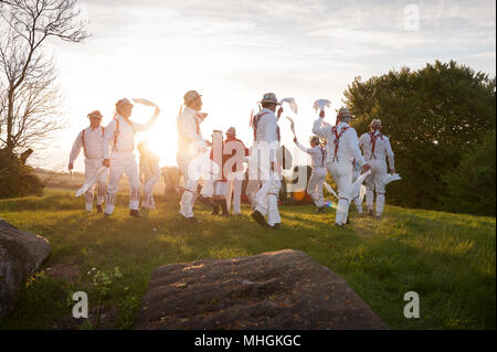 Coldrum Steine, Kent, Großbritannien. Mai, 2018. Beltane Mai Tag der Hartley Morris Men bei Sonnenaufgang am 1. Mai im Coldrum Steine, Kent. Morris Dance war lächerlich gemacht als unmodern Es ist jedoch ein Comeback und populärer mit den jüngeren Generationen. Credit: Yon Marsh/Alamy leben Nachrichten Stockfoto