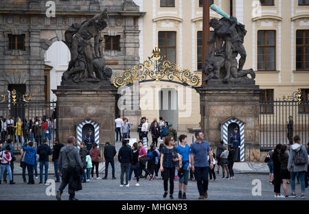 10. April 2018, in der Tschechischen Republik, Prag: Touristen vor dem Eingangstor zum Vorplatz der Prager Burg. Foto: Monika Skolimowska/dpa-Zentralbild/dpa Stockfoto