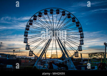 Brent Cross, London, UK. 1. Mai 2018. UK Wetter: Sonnenaufgang auf der Kirmes in Brent Cross Credit: Evening Standard Stockfoto