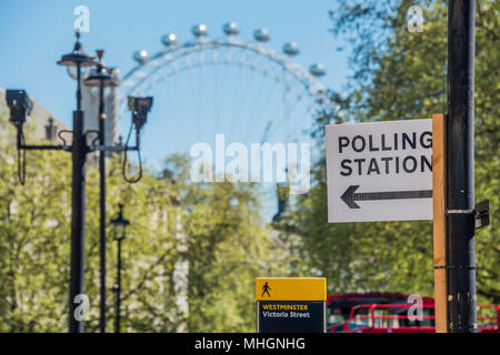 London, Großbritannien. 1. Mai 2018. Wahllokal den Schildern in Richtung Central Hall Westminster Point, einen Steinwurf von Parlament und Regierung. Die Vorbereitungen für die Kommunalwahlen, die am 3. Mai 2018 findet in 32 London Boroughs. Credit: Guy Bell/Alamy leben Nachrichten Stockfoto