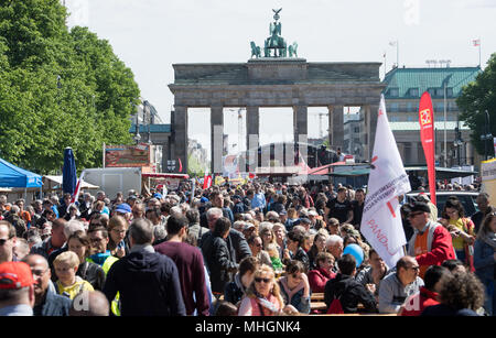 01. Mai 2018, Deutschland, Berlin: Mehrere Besucher für den Deutschen Gewerkschaftsbund (DGB) Demonstration am Brandenburger Tor versammelt haben. Anlässlich des Tags der Arbeit, dem Deutschen Gewerkschaftsbund (DGB), die für den traditionellen Demonstrationen unter dem Motto "Solidarität, Vielfalt und Gerechtigkeit aufgerufen." Foto: Bernd von Jutrczenka/dpa Stockfoto