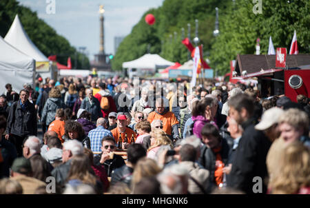 01. Mai 2018, Deutschland, Berlin: Mehrere Besucher für den Deutschen Gewerkschaftsbund (DGB) Demonstration am Brandenburger Tor versammelt haben. Anlässlich des Tags der Arbeit, dem Deutschen Gewerkschaftsbund (DGB), die für den traditionellen Demonstrationen unter dem Motto "Solidarität, Vielfalt und Gerechtigkeit aufgerufen." Foto: Bernd von Jutrczenka/dpa Stockfoto