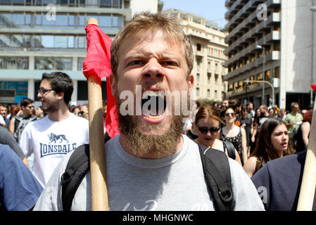 Athen, Griechenland. Mai, 2018. Demonstranten nehmen an einem Tag der Rallye, im Zentrum Athens. Demonstrant versammelt als Tag der Demonstrationen aus dem ganzen Land traten, und Gewerkschaften weitere Sparmaßnahmen, die Rettungsaktion Kreditgeber auferlegt verspannt. Credit: aristidis Vafeiadakis/ZUMA Draht/Alamy leben Nachrichten Stockfoto