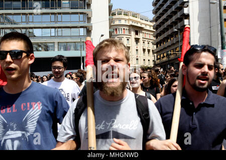 Athen, Griechenland. Mai, 2018. Demonstranten nehmen an einem Tag der Rallye, im Zentrum Athens. Demonstrant versammelt als Tag der Demonstrationen aus dem ganzen Land traten, und Gewerkschaften weitere Sparmaßnahmen, die Rettungsaktion Kreditgeber auferlegt verspannt. Credit: aristidis Vafeiadakis/ZUMA Draht/Alamy leben Nachrichten Stockfoto