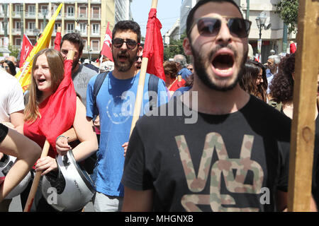 Athen, Griechenland. Mai, 2018. Demonstranten nehmen an einem Tag der Rallye, im Zentrum Athens. Demonstrant versammelt als Tag der Demonstrationen aus dem ganzen Land traten, und Gewerkschaften weitere Sparmaßnahmen, die Rettungsaktion Kreditgeber auferlegt verspannt. Credit: aristidis Vafeiadakis/ZUMA Draht/Alamy leben Nachrichten Stockfoto