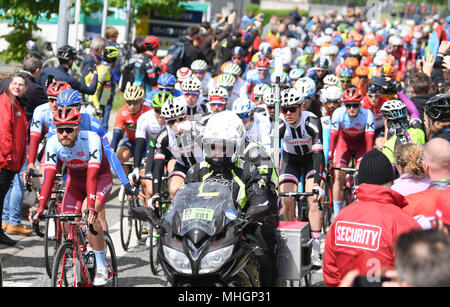 01. Mai 2018, Deutschland, Eschborn: Radfahrer mit Rick Zabel (L) des Team Katusha Alpecin, die während der Radrennen Eschborn-Frankfurt. Foto: Arne Dedert/dpa Stockfoto