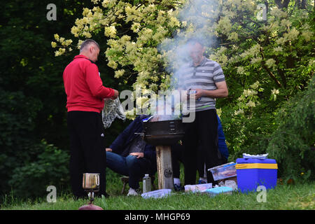 Serbien, in Novi Sad 01.05.2018 Internationale Arbeiter Tag in Serbien im Nationalpark Fruška Gora. In Serbien Dies ist die nationale Urlaub so serbische Arbeiter haben einen Tag weg und es in der Natur zu verbringen. es becam Tradition, vielleicht zuerst mit Grill in der Natur gefeiert wird. Grillen mit der Familie oder eine große Gruppe von Freunden mit viel Fleisch und viel Alkohol. Credit: Nenad Mihajlovic/Alamy leben Nachrichten Stockfoto