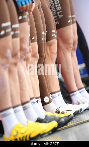 01. Mai 2018, Deutschland, Eschborn: Radfahrer vom Team AG2R La Mondiale neben einander stehen für die Präsentation der Radfahrer vor dem Radrennen Eschborn-Frankfurt. Foto: Arne Dedert/dpa Stockfoto