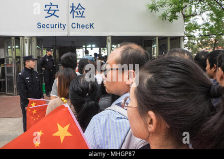 Platz des Himmlischen Friedens, Peking, China. Mai, 2018. Insgesamt 149 Millionen Touristen Prognose werden während der Mai Tag Urlaub zu reisen. von 134 Millionen aus dem letzten Jahr der Urlaub dauert von Sonntag bis Dienstag. Tausende in der Hauptstadt eingetroffen und kam auf dem Platz des Himmlischen Friedens, in dem die Haupttätigkeit war Fotos von sich selbst vor der Denkmäler. Sehr lange, Warteschlange, für, Tasche, Sicherheit, Kontrolle, vor, Eingabe, Tiananmen, Quadrat. Credit: Paul Quayle/Alamy leben Nachrichten Stockfoto