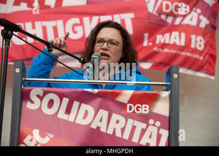 01. Mai 2018, Deutschland, Koblenz: der Vorsitzende der Sozialdemokratischen Partei (SPD), Andrea Nahles, während ein Deutscher Gewerkschaftsbund (DGB) Demonstration in Koblenz. Anlässlich des Tags der Arbeit, dem Deutschen Gewerkschaftsbund (DGB), die für den traditionellen Demonstrationen unter dem Motto "Solidarität, Vielfalt und Gerechtigkeit aufgerufen." Foto: Thomas Frey/dpa Stockfoto