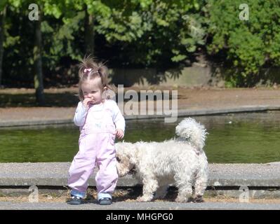 London.UK. 1. Mai 2018. UK Wetter: warme Wetter im Frühling zurück, wie die Londoner zu Battersea Park nehmen Sie mit ihren Hunden und Kindern. London, Großbritannien. © Brian Minkoff/Alamy leben Nachrichten Stockfoto