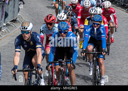 01. Mai 2018, Deutschland, Oberursel: Professionelle Radfahrer fahren durch die Altstadt von Oberursel während der Radrennen Eschborn-Frankfurt. Foto: Fabian Sommer/dpa Stockfoto