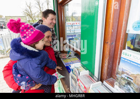 Windermere UK 1. Mai April 2018 Cumbria Lake Windermere Familie aus London bekommen freien See Pfund, die Sie verbringen auf lokalen See Kreuzfahrt Adela Urbina, Csaba Soos, & 3 Jahr alten Abergale. Der Lake District Pound (LD £) ist die Region neue lokale Währung. . Nur lokale Geschäfte akzeptieren kann, die LD £, also wissen Sie, daß Sie unsere Unterstützung von Gemeinschaften. jährliche Währung, neue Designs jährlich. Zahlen, & Sie können y. Jeder LD £ sammeln Sie unterstützt lokale Unternehmen unterstützen, und für die lokale Gemeinschaft & Konservierung Projekte durch die Arbeit von Cumbria Community Foundation Credit: Gordon Shoosmith/Alamy leben Nachrichten Stockfoto