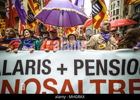 Barcelona, Spanien. 1. Mai, 2018: Tausende von Demonstranten mit ihren wehenden Fahnen März hinter ihre Fahne während einer Manifestation organisiert durch den Bürgermeister Gewerkschaften CC.OO und UGT, für mehr Gleichstellung, Beschäftigung, Löhne und Renten unter dem Slogan "Jetzt sind wir an der Reihe" am 1. Mai protestieren. Stockfoto