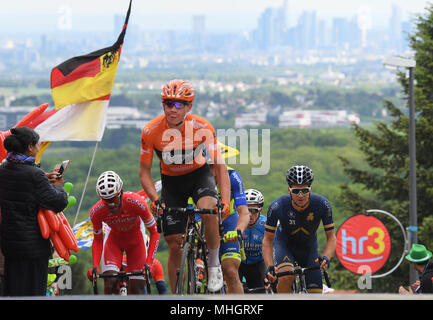 Koenigstein Mammolshain, Deutschland. 01 Mai, 2018. 01. Mai 2018, Deutschland, Koenigstein-Mammolshain: Die abtrünnige Gruppe radfahren Mammolshain Berg während der Radrennen Eschborn-Frankfurt. Credit: Arne Dedert/dpa/Alamy Leben Nachrichten Quelle: dpa Picture alliance/Alamy leben Nachrichten Stockfoto