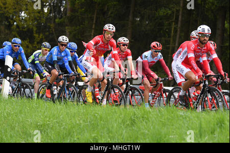 Oberursel, Deutschland. 01 Mai, 2018. 01. Mai 2018, Deutschland, Oberursel: Radfahrer in Richtung Sandplacken aus Oberursel während der Radrennen Eschborn-Frankfurt. Credit: Arne Dedert/dpa/Alamy leben Nachrichten Stockfoto