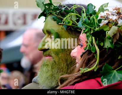 Glastonbury, Großbritannien. 1. Mai 2018. Heiden und andere zelebranten der Beltane Festival versammeln sich in den Straßen von Glastonbury am ersten Tag im Mai 2018. Das Festival hat christliche Wurzeln und begrüßt die im Sommer. © JMF-News/Alamy leben Nachrichten Stockfoto