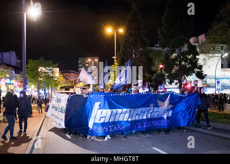 30 April 2018, Deutschland, Hamburg: Zu einer Demonstration unter dem Motto "Take back the Night", das über die Reeperbahn. Etwa 300 Menschen protestierten am Montag Abend im Hamburger Schanzenviertel in Hamburg für eine offene Gesellschaft mit der Gleichstellung der Geschlechter. Die Demonstration zog von der linken Roten Flora zu den "Park Fiction" in St. Pauli und bestand hauptsächlich aus Frauen. Foto: Christian Charisius/dpa Stockfoto