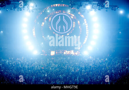 30 April 2018, Deutschland, Dortmund: Techno-fans tanzen in der Westfalenhalle im 'Mayday' techno Festival. Für dieses Jahr ist "Mutter aller Raves", die seit 1991 bestanden hat, Organisatoren erwarten insgesamt 35 internationale Künstler auf drei Bühnen. Foto: Bernd Thissen/dpa Stockfoto