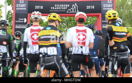 01. Mai 2018, Deutschland, Eschborn: Radfahrer warten auf den Start der U23-Rennen während der Radrennen Eschborn-Frankfurt. Foto: Arne Dedert/dpa Stockfoto