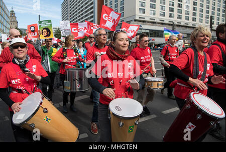 01. Mai 2018, Deutschland, Berlin: trommler an der Protest der Gewerkschaften. Anlässlich des Tags der Arbeit, dem Deutschen Gewerkschaftsbund (DGB) demonstrieren unter dem Motto "Solidarität, Vielfalt und Gerechtigkeit." Foto: Bernd von Jutrczenka/dpa Stockfoto