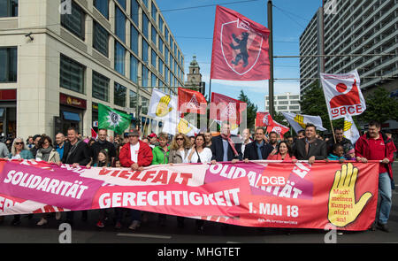 01. Mai 2018, Deutschland, Berlin: Berlins Regierender Bürgermeister der Sozialdemokratischen Partei (SPD), Michael Mueller (5-R), seine Senatorin der Linkspartei, Klaus Lederer (3-L), der Berliner Senator für Kultur der Partei Die Linke, Elke Breitenbach (6-L), die Berliner Senator für Arbeit und Soziales (SPD), Sandra Scheeres (7-R), Berlins Senator für Bildung (SPD), Dilek Kolat (4-R), die Berliner Senator für Gesundheit, der Berliner Innensenator (SPD), Andreas Geisel (3-R) sowie Mitglied des Vorstands der IG Metall, Irene Schulz (7-L), und der Vorsitzende des Deutschen Gewerkschaftsbundes (DGB) Berlin-Brandenburg, die Christus Stockfoto