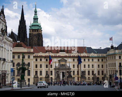 10. April 2018, in der Tschechischen Republik, Prag: Touristen vor dem Eingangstor zum Vorplatz der Prager Burg. Foto: Monika Skolimowska/dpa-Zentralbild/dpa Stockfoto