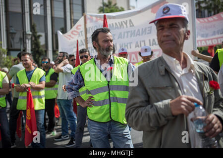 01. Mai 2018, Griechenland, Athen: Mitglieder der pro-kommunistischen Gewerkschaft PAME Teil in einem Mai Tag Kundgebung vor dem griechischen Parlament. In Athen, mehrere Personen nahmen an zwei separaten Tag der Proteste. Eins, von GSEE und ADEDY in Griechenland die großen Gewerkschaften für den privaten und den öffentlichen Sektor organisiert, und ein weiteres von PAME (alle Arbeitnehmer Militante), die verbunden ist mit der Kommunistischen Partei Griechenlands (KKE). Foto: Sokrates Baltagiannis/dpa Stockfoto