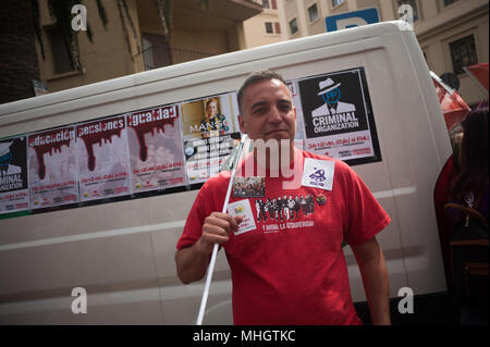 Malaga, Spanien. 1. Mai 2018. Eine Demonstrantin mit Aufklebern gesehen, als er an einer Demonstration während der Tag der Rallye oder Tag der Arbeit in Malaga. Credit: SOPA Images Limited/Alamy leben Nachrichten Stockfoto