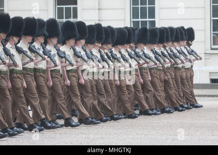 London, Großbritannien. 1. Mai 2018. Mitglieder des Scots Guards Regiment der Household Division Proben bei Wellington Kasernen für die Farbe parade Queen Elizabeth offizieller Geburtstag am 16. Juni zu markieren. Die Scots Guards wurden im Jahre 1642 von Archibald, 1 Marquis von Argyll gebildet auf Befehl von König Charles I. Stockfoto