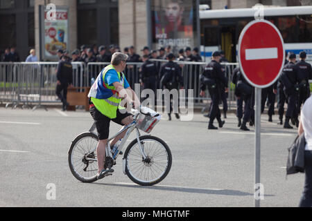 Moskau, Russland - 30. APRIL 2018: ein Mann auf einem Fahrrad, die das Logo 'H' (das Logo von nawalny) Nach einer Kundgebung zum Sacharow-preis Avenue gegen die Sperrung des Telegramms im Telegramm Gebiet in Russland. Gegen Zensur im Internet. Stockfoto