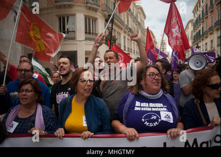 Malaga, Spanien. 1. Mai 2018. Mitglieder der Spanischen Comunist Party (PCE) heben ihre Fäuste, als sie an einer Demonstration während der Tag der Rallye oder Tag der Arbeit in Malaga. Credit: SOPA Images Limited/Alamy leben Nachrichten Stockfoto