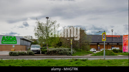 Feuerstein, Wales, 1. Mai 2018. Asda und Sainsbury, die angekündigt haben, eine mögliche Fusion mit keine standortschließungen sind Nachbarn im Norden von Wales Stadt Flint. Ihre jeweiligen Supermärkte sind durch einen schmalen Streifen der Büsche unterteilt. Quelle: John David Fotografie/Alamy leben Nachrichten Stockfoto