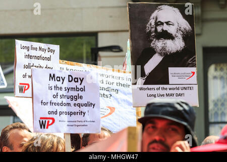 London, 1. Mai 2018. Die Demonstranten und Aktivisten März von Clerkenwell Green in East London, über Kingsway und die Litze zum Trafalgar Square, als Teil des traditionellen Mai-demonstrationen und Reden. Die Rallye Adressen eine Vielzahl von Themen, von der gewerkschaftlichen Rechte, Menschenrechte, internationale Solidarität mit Windrush und Grenfell Opfer zum Kampf gegen die Sparmaßnahmen. Credit: Imageplotter Nachrichten und Sport/Alamy leben Nachrichten Stockfoto