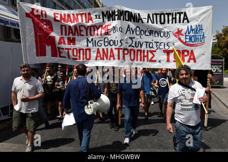 Athen, Griechenland. 1. Mai 2018. Die demonstranten März halten ein Banner bei einem Tag der Rallye in Athen, Griechenland. Credit: Nicolas Koutsokostas/Alamy Leben Nachrichten. Stockfoto