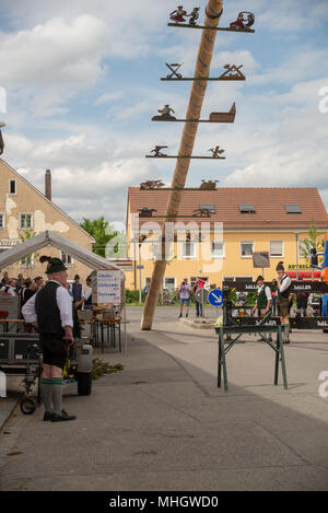 Neuoetting, Deutschland. 1. Mai 2018. Der maibaum ist an seinen endgültigen Platz Credit angehoben: AS/Alamy leben Nachrichten Stockfoto