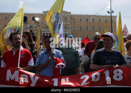 Athen, Griechenland. Mai, 2018. Arbeitnehmer nehmen an einer Kundgebung der internationalen Arbeiter/innen-Tag in Athen, Griechenland, am 1. Mai 2018 Kennzeichnung. Tausende von griechischen Arbeiter marschierten im Zentrum von Athen und anderen Städten im ganzen Land am Dienstag, den Internationalen Tag der Arbeit zu markieren und zu harten Sparmaßnahmen protestiert seit Ausbruch der Schuldenkrise in 2010. Credit: Marios Lolos/Xinhua/Alamy leben Nachrichten Stockfoto