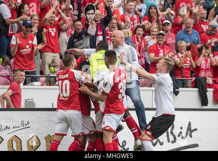 Jubilationtraube MZ für Torhüter Ridle BAKU (MZ) nach dem Ziel 3: 0, einschließlich mit Rouven SCHRÖDER (Schröder) (Sports Director, Manager/MZ/2. vr) Fußball 1. Bundesliga, 32. Spieltag, FSV FSV FSV Mainz 05 (MZ)-RB Leipzig (L), der am 29.April 1820 in Mainz/Deutschland. | Verwendung weltweit Stockfoto