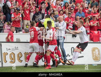 Jubilationtraube MZ für Torhüter Ridle BAKU (MZ) nach dem Ziel 3: 0, einschließlich mit Rouven SCHRÖDER (Schröder) (Sports Director, Manager/MZ/2. vr) Fußball 1. Bundesliga, 32. Spieltag, FSV FSV FSV Mainz 05 (MZ)-RB Leipzig (L), der am 29.April 1820 in Mainz/Deutschland. | Verwendung weltweit Stockfoto