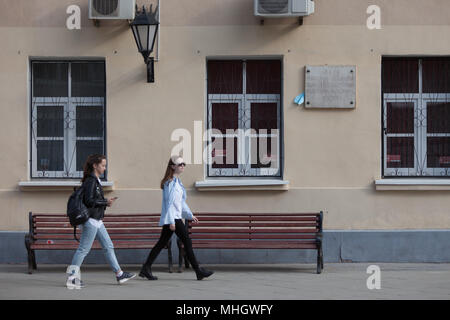Moskau, Russland - 30. APRIL 2018: Eine Gedenktafel an der Wand des Hauses und ein papierflieger. Die Inschrift: "An die Stelle der Masse treffen der Post- und telegraphen Arbeitnehmer im November 1905". Myasnitskaya street, 40. Nach der Kundgebung zum Sacharow-preis Avenue gegen die Sperrung des Telegramms Messenger auf dem Territorium Russlands. Gegen Zensur im Internet. Stockfoto