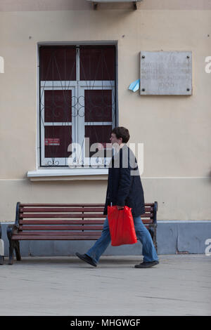 Moskau, Russland - 30. APRIL 2018: Eine Gedenktafel an der Wand des Hauses und ein papierflieger. Die Inschrift: "An die Stelle der Masse treffen der Post- und telegraphen Arbeitnehmer im November 1905". Myasnitskaya street, 40. Nach der Kundgebung zum Sacharow-preis Avenue gegen die Sperrung des Telegramms Messenger auf dem Territorium Russlands. Gegen Zensur im Internet. Stockfoto