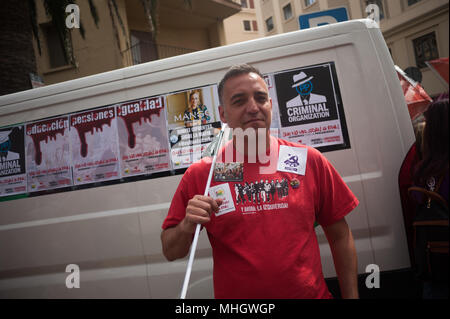 Malaga, Spanien. Mai, 2018. Eine Demonstrantin mit Aufklebern gesehen, als er an einer Demonstration während der Tag der Rallye oder Tag der Arbeit in Malaga. Tausende von Menschen, die von der General Workers Union (UGT) und die Gewerkschaft "Comisiones Obreras (CCOO), Protest in Malaga bei einer bundesweiten Demonstration zugunsten der Arbeitnehmer Rechte und Menschenwürdige Beschäftigungen unter dem Slogan. '' Zum 'Credit: Jesus Merida/SOPA Images/ZUMA Draht/Alamy Live News win Stockfoto